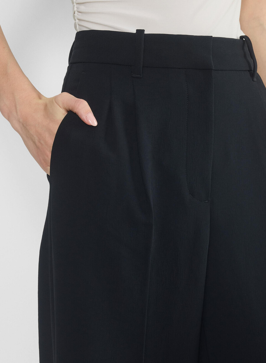 pantalonii the effortless pant mai largi - crepette negri