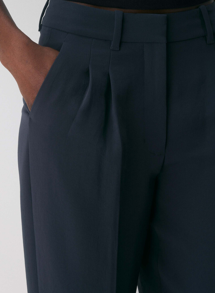 pantalonii the effortless pant cu croială curbată - crepette bleumarin Închis