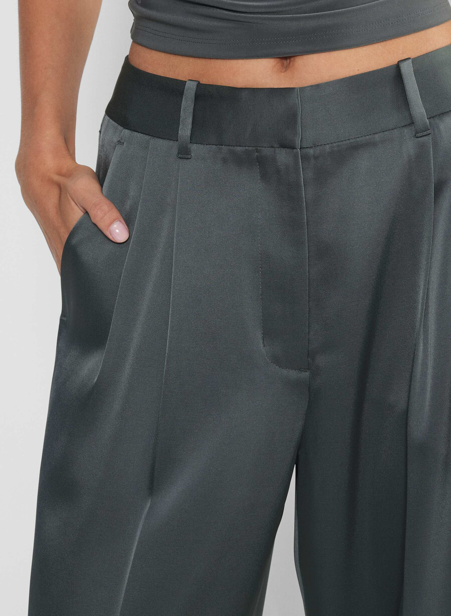 pantalonii effortless satinați gri cĂrbune