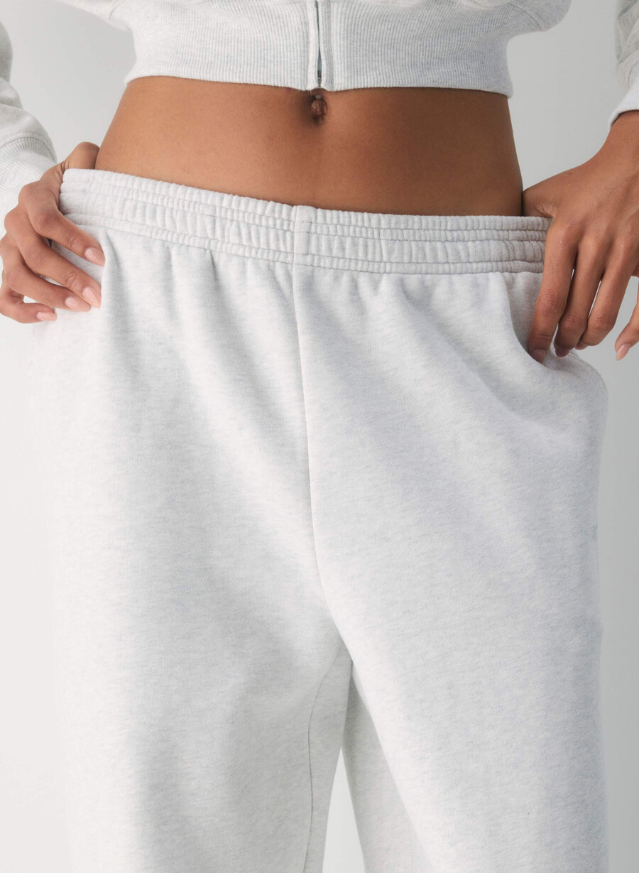 pantaloni de trening confortabili din fleece boyfriend barrel heather cloud white