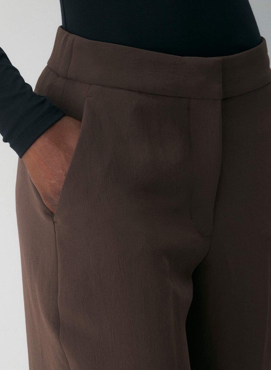 pantalonii limitless pant cu croială curbată - crepetă maro mocha rich