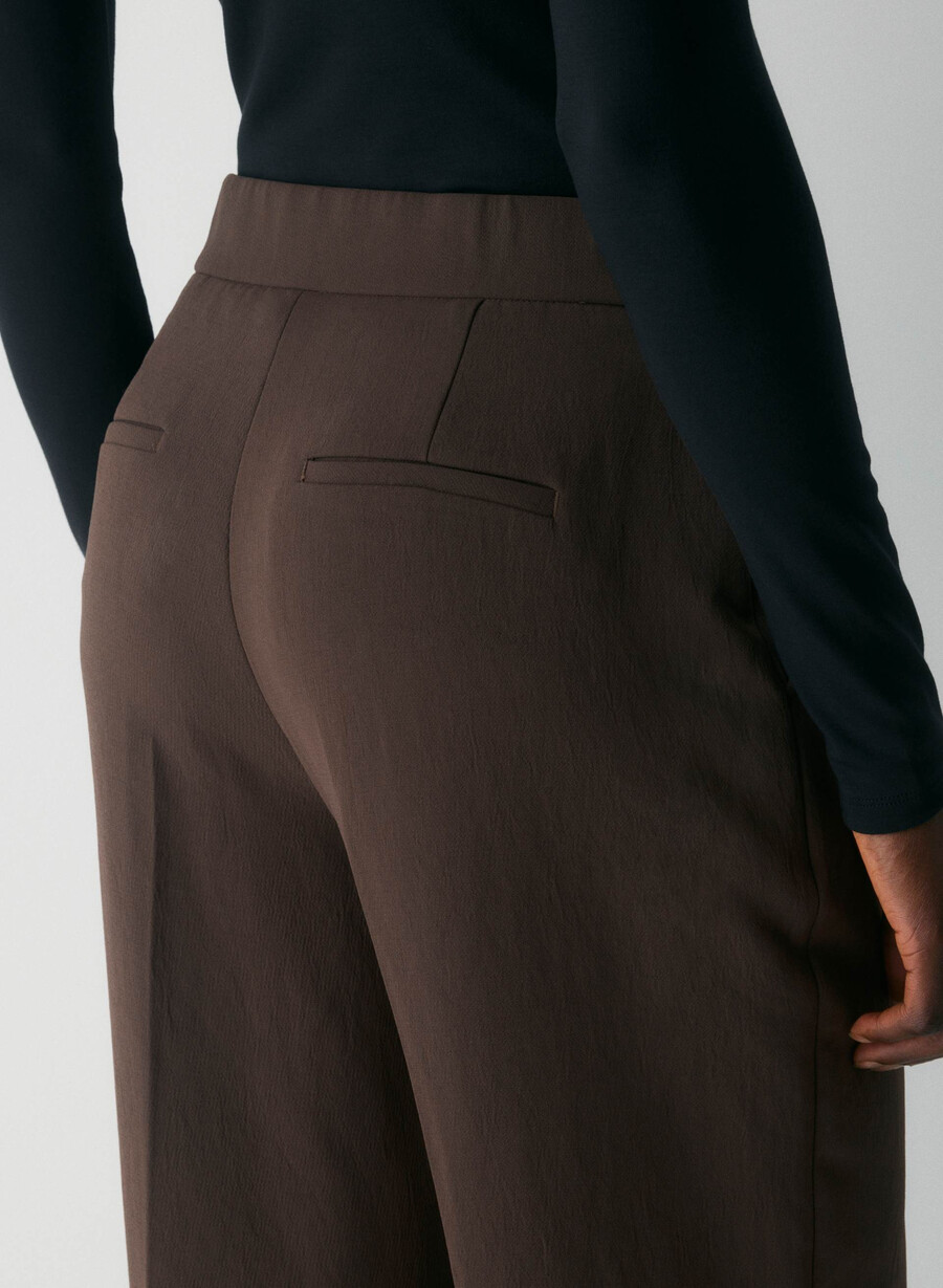 pantalonii limitless pant cu croială curbată - crepetă maro mocha rich
