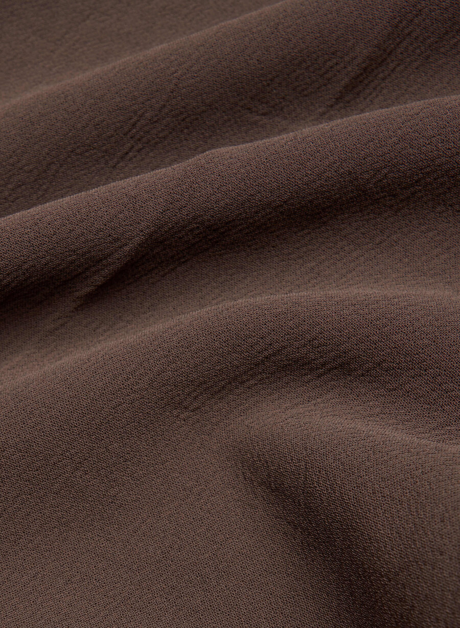 pantalonii limitless pant cu croială curbată - crepetă maro mocha rich
