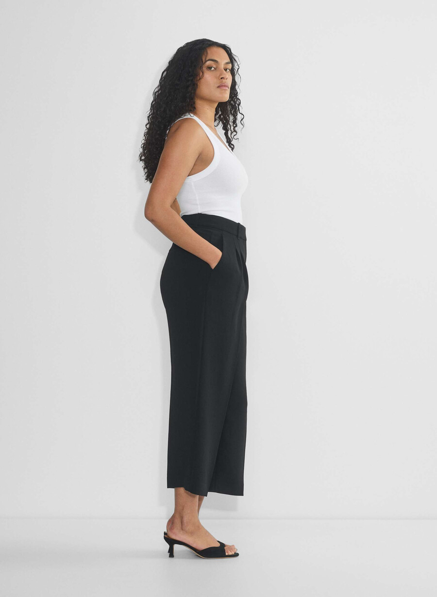 pantalonii scurți the effortless pant cu croială curbată - crepette marcona beige