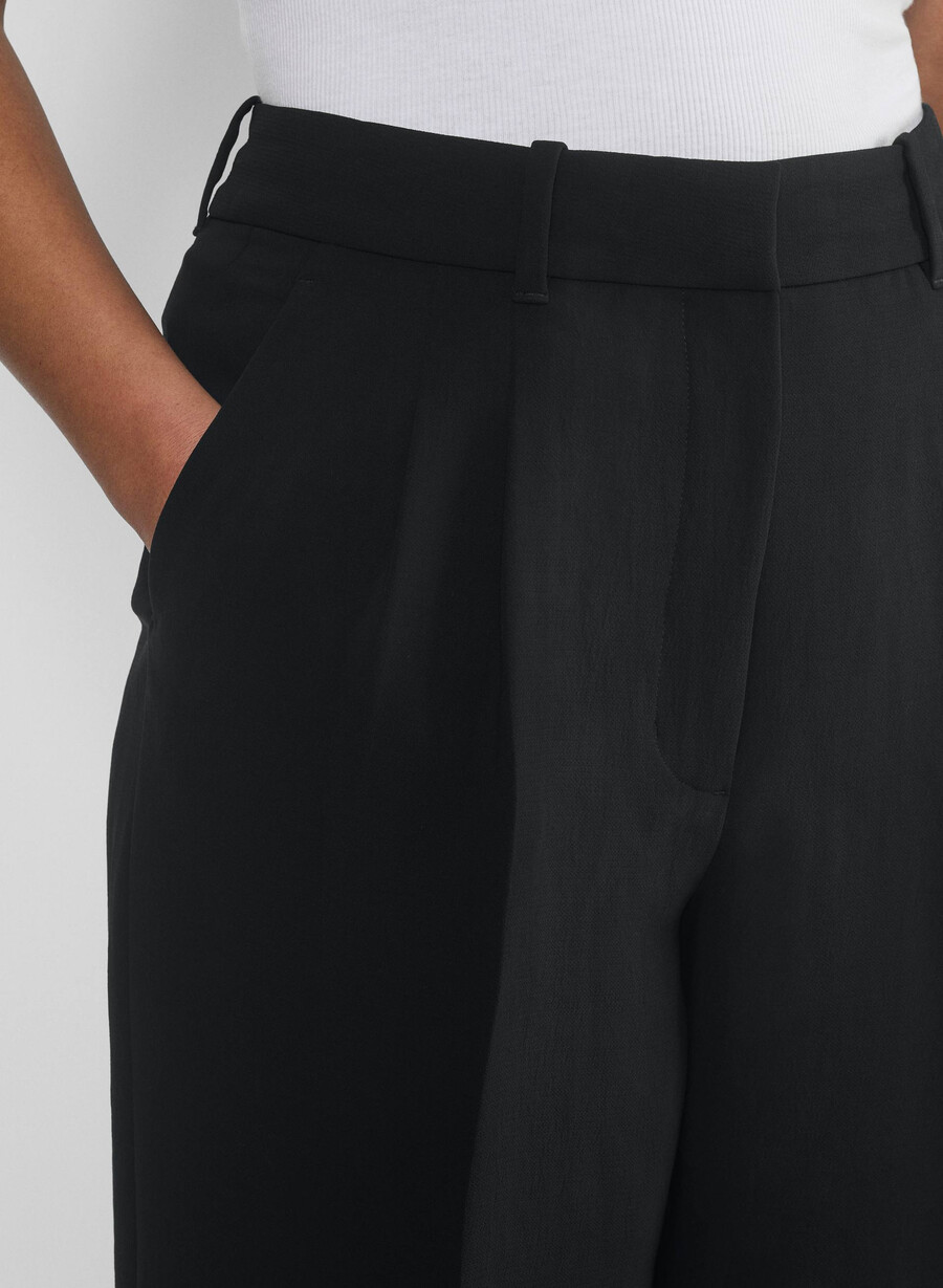 pantalonii scurți the effortless pant cu croială curbată - crepette marcona beige