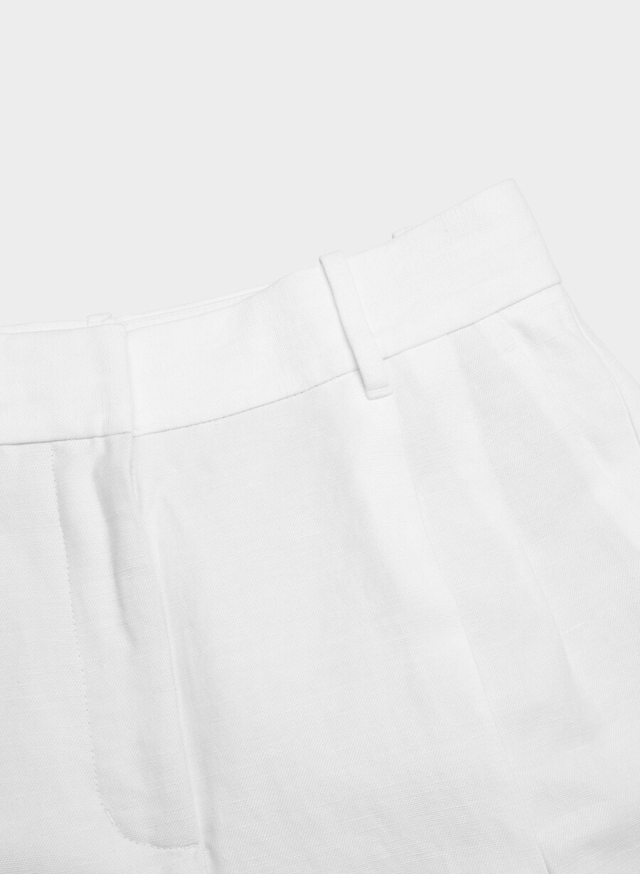 pantaloni scurți the effortless short cu croială curbată până la jumătatea coapsei alb
