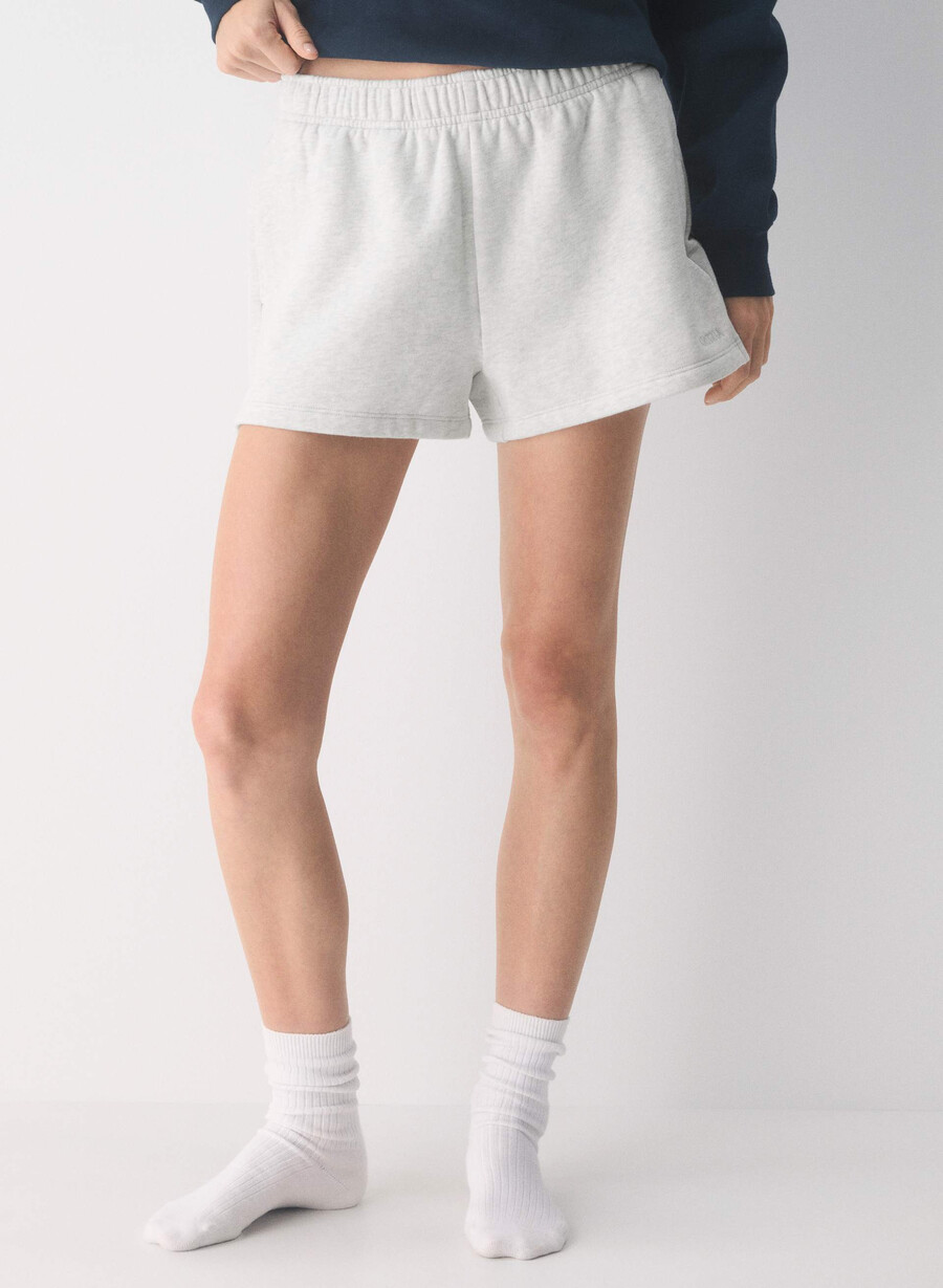 pantaloni scurți mini cozy sweatfleece mega hi-rise alb-negru
