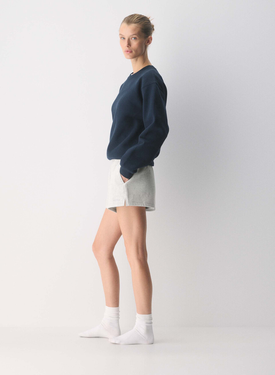 pantaloni scurți mini cozy sweatfleece mega hi-rise alb-negru