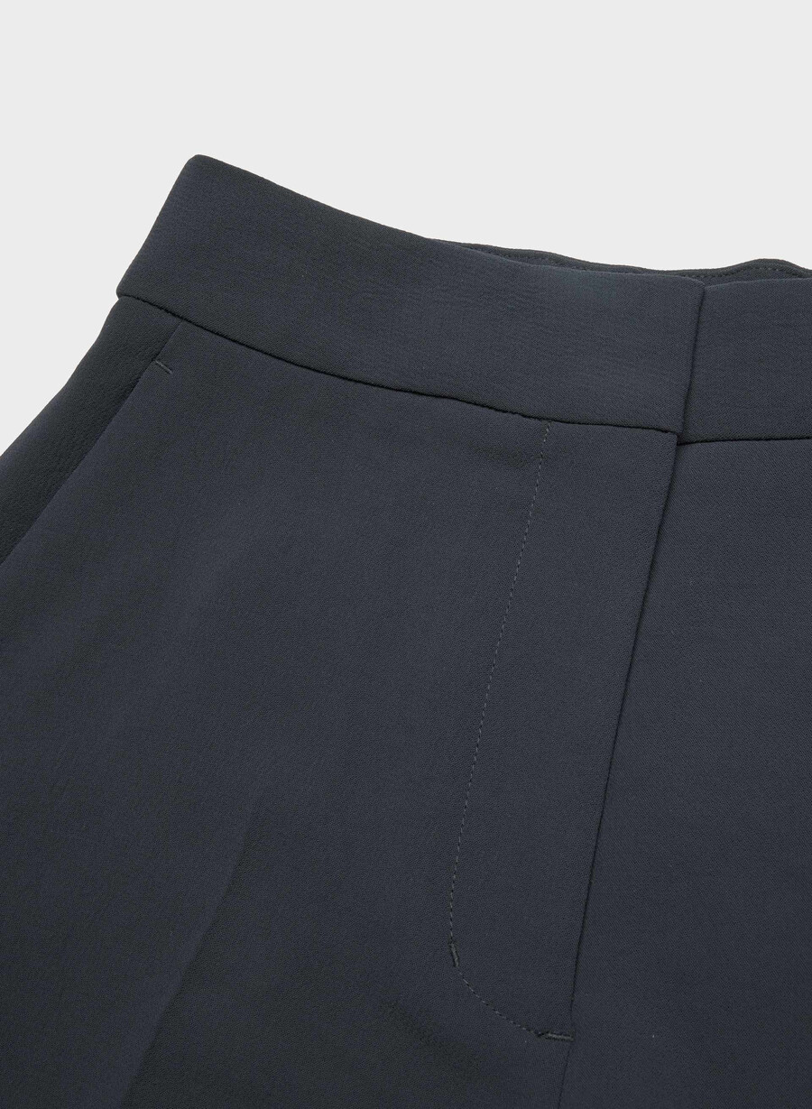 pantaloni scurți limitless short cu croială curbată până la jumătatea coapsei - crepette bleumarin Închis