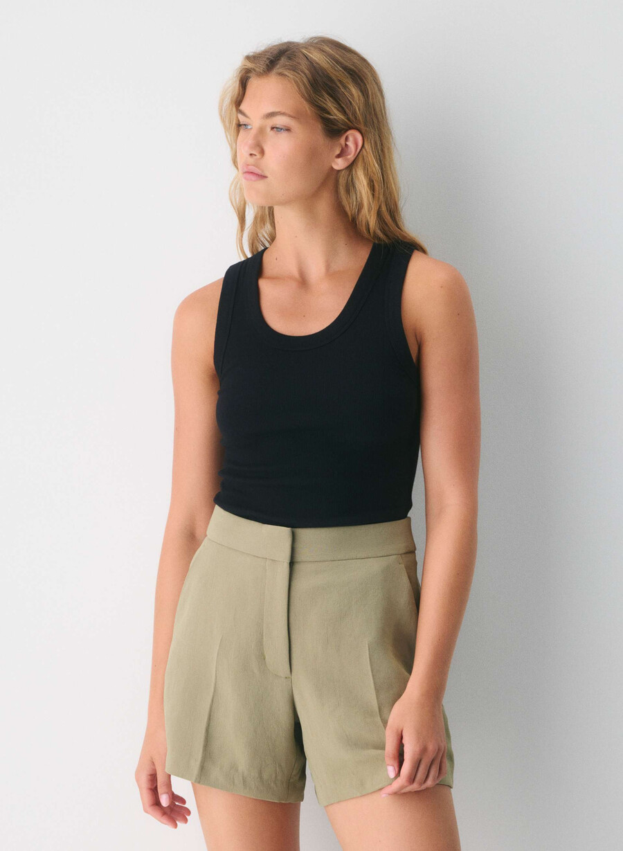 pantaloni scurți limitless short cu croială curbată până la jumătatea coapsei - crepette sundried olive