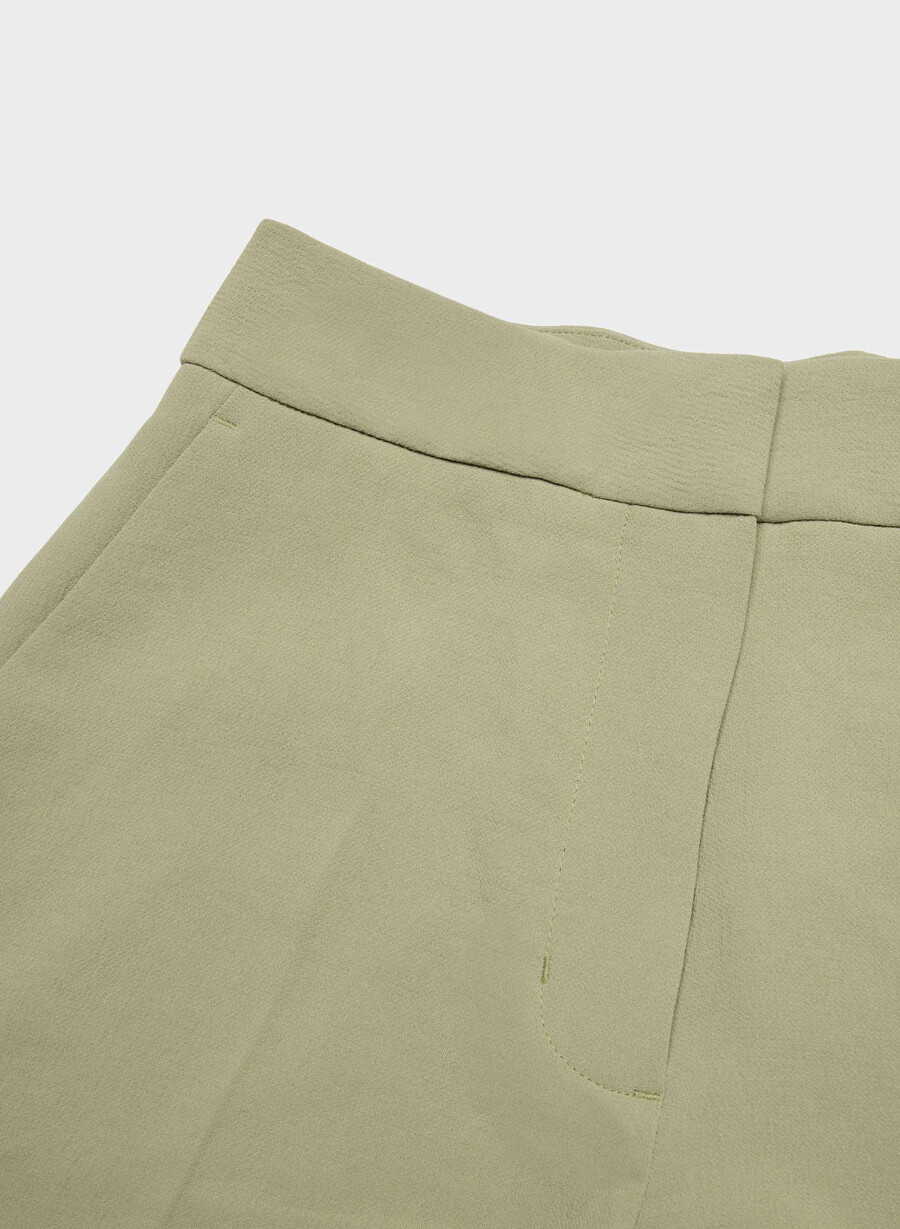 pantaloni scurți limitless short cu croială curbată până la jumătatea coapsei - crepette sundried olive