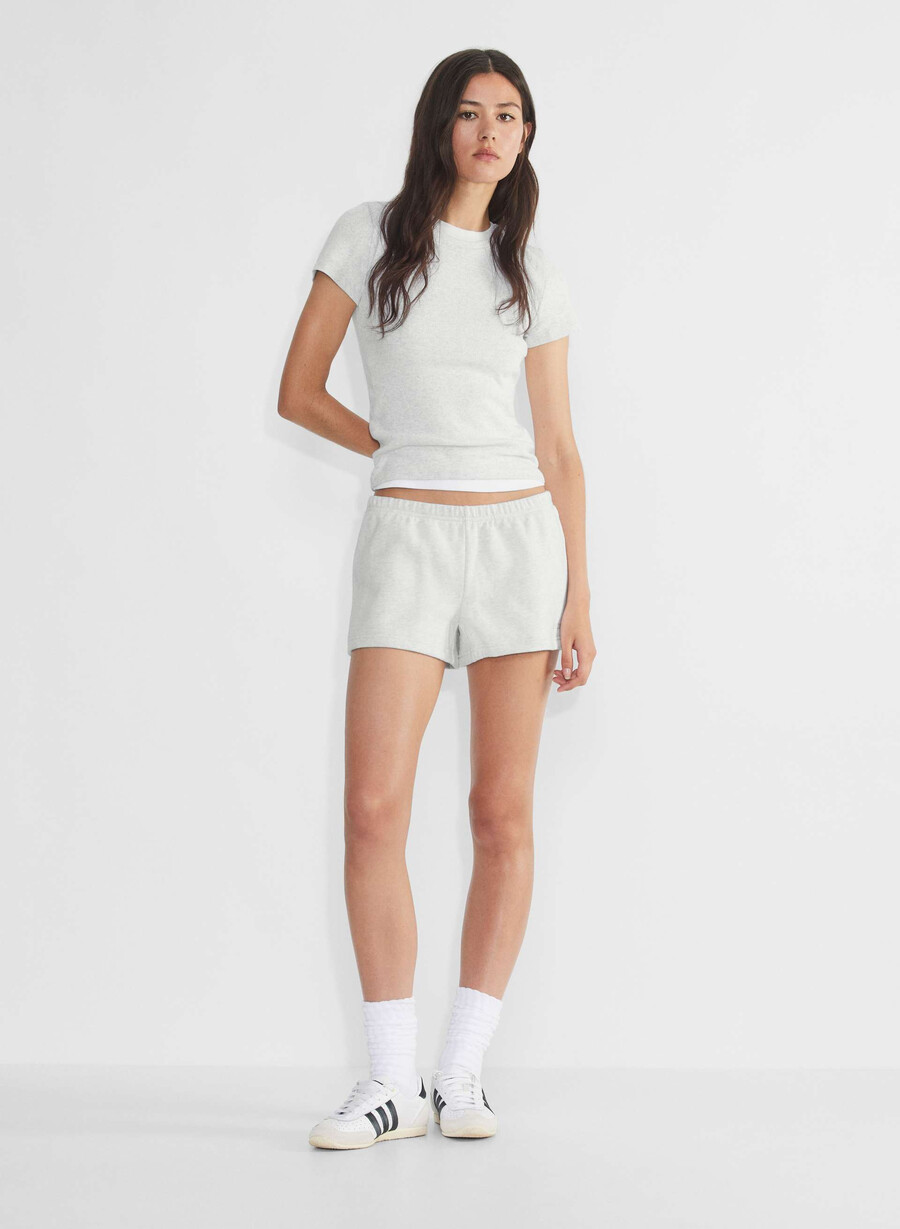 pantaloni scurți mini confortabili din fleece boyfriend cu talie joasă alb-negru
