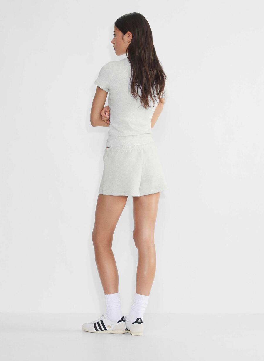pantaloni scurți mini confortabili din fleece boyfriend cu talie joasă alb-negru