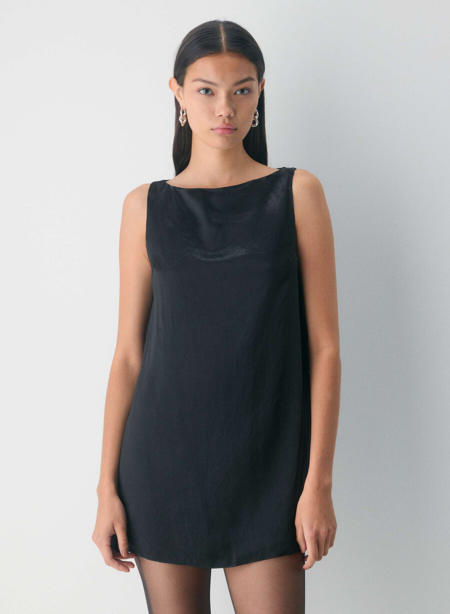 rochie era din satin cordovan