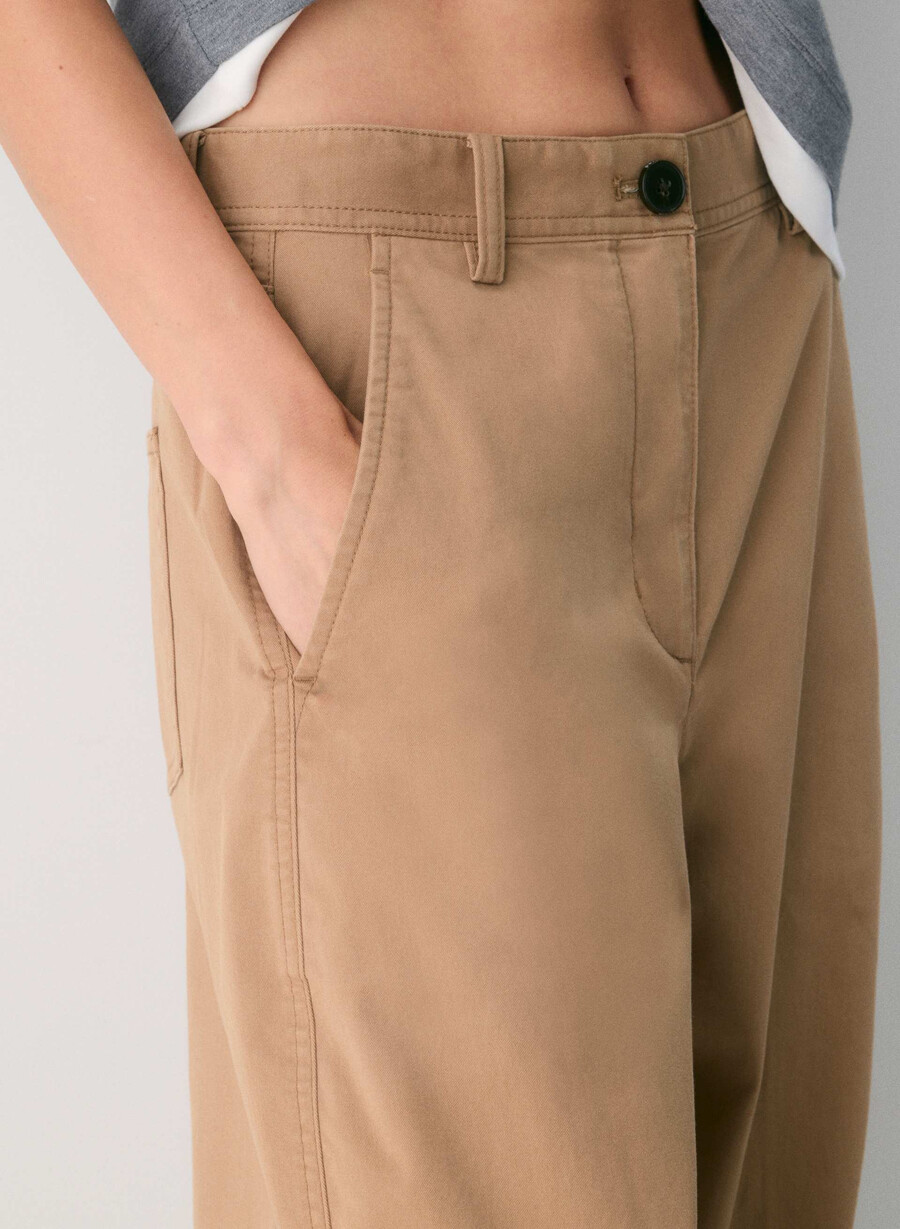 pantaloni chino relaxați cu talie înaltă model butoi culoare bronz spălat camel