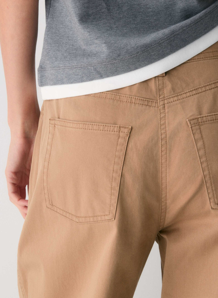 pantaloni chino relaxați cu talie înaltă model butoi culoare bronz spălat camel