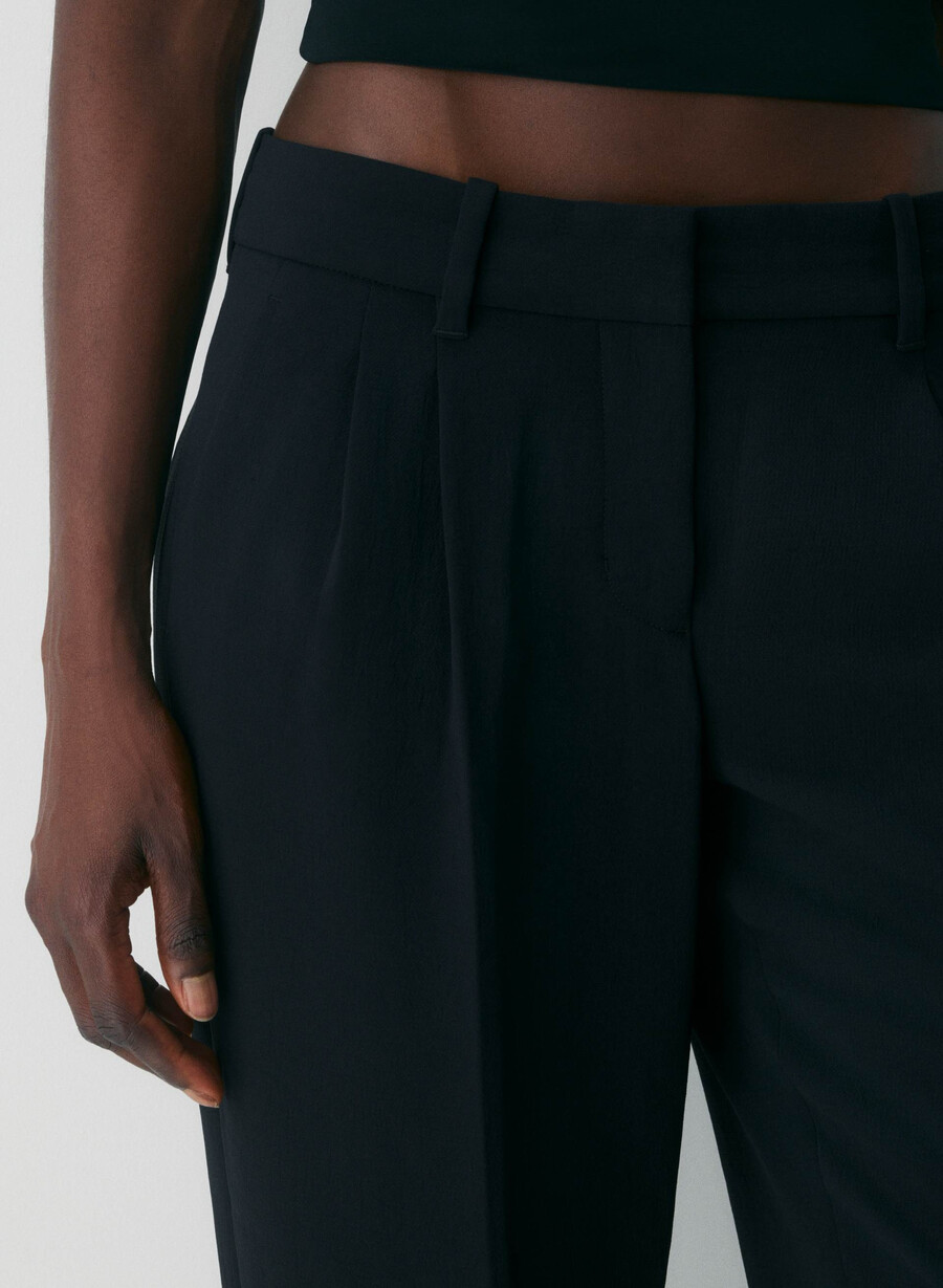 pantalonii the effortless pant cu croială curbată talie joasă - crepette negru