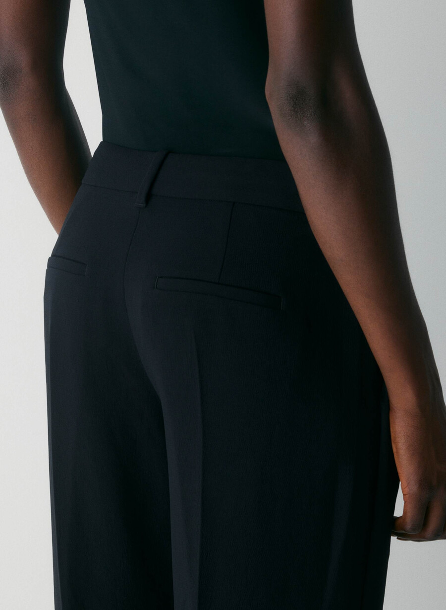 pantalonii the effortless pant cu croială curbată talie joasă - crepette negru