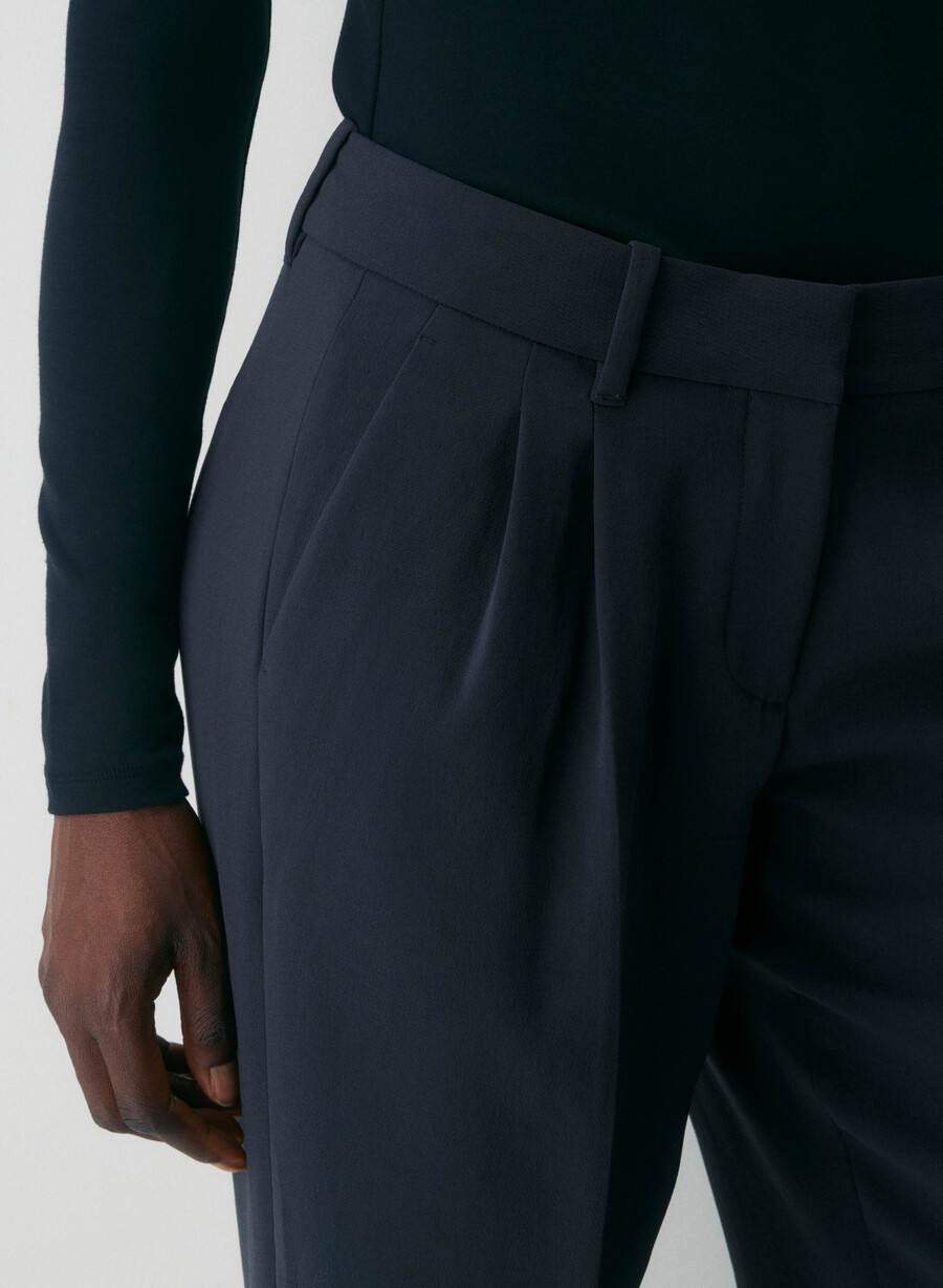 pantalonii the effortless pant curve-fit cu talie joasă - crepette bleumarin Închis
