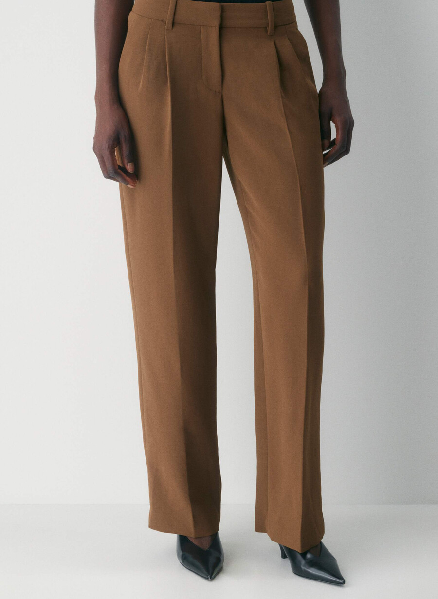 pantalonii the effortless pant cu croială curbată talie joasă - crepette maro ciocolatiu
