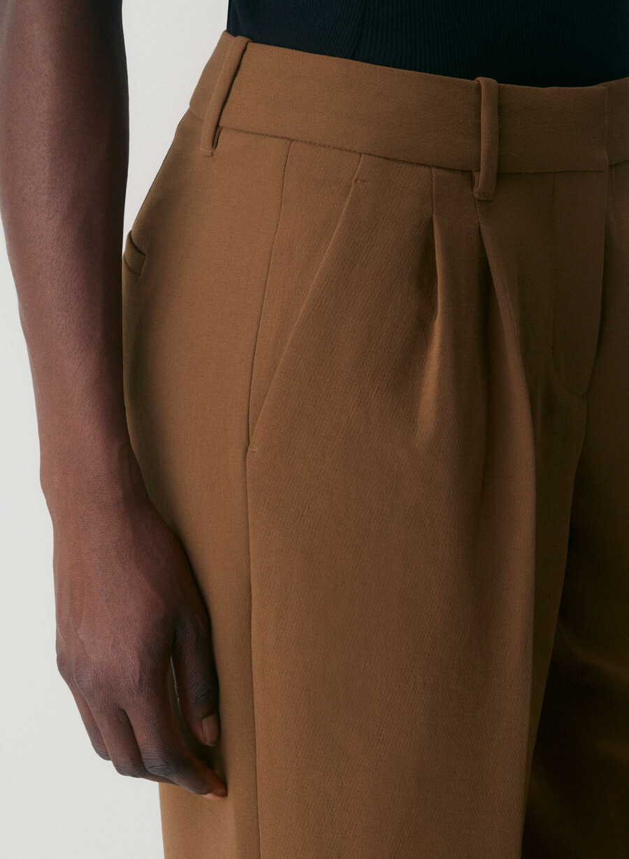 pantalonii the effortless pant cu croială curbată talie joasă - crepette maro ciocolatiu