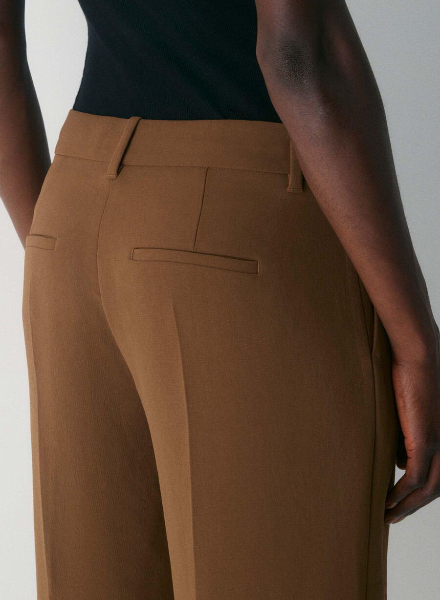 pantalonii the effortless pant cu croială curbată talie joasă - crepette maro ciocolatiu