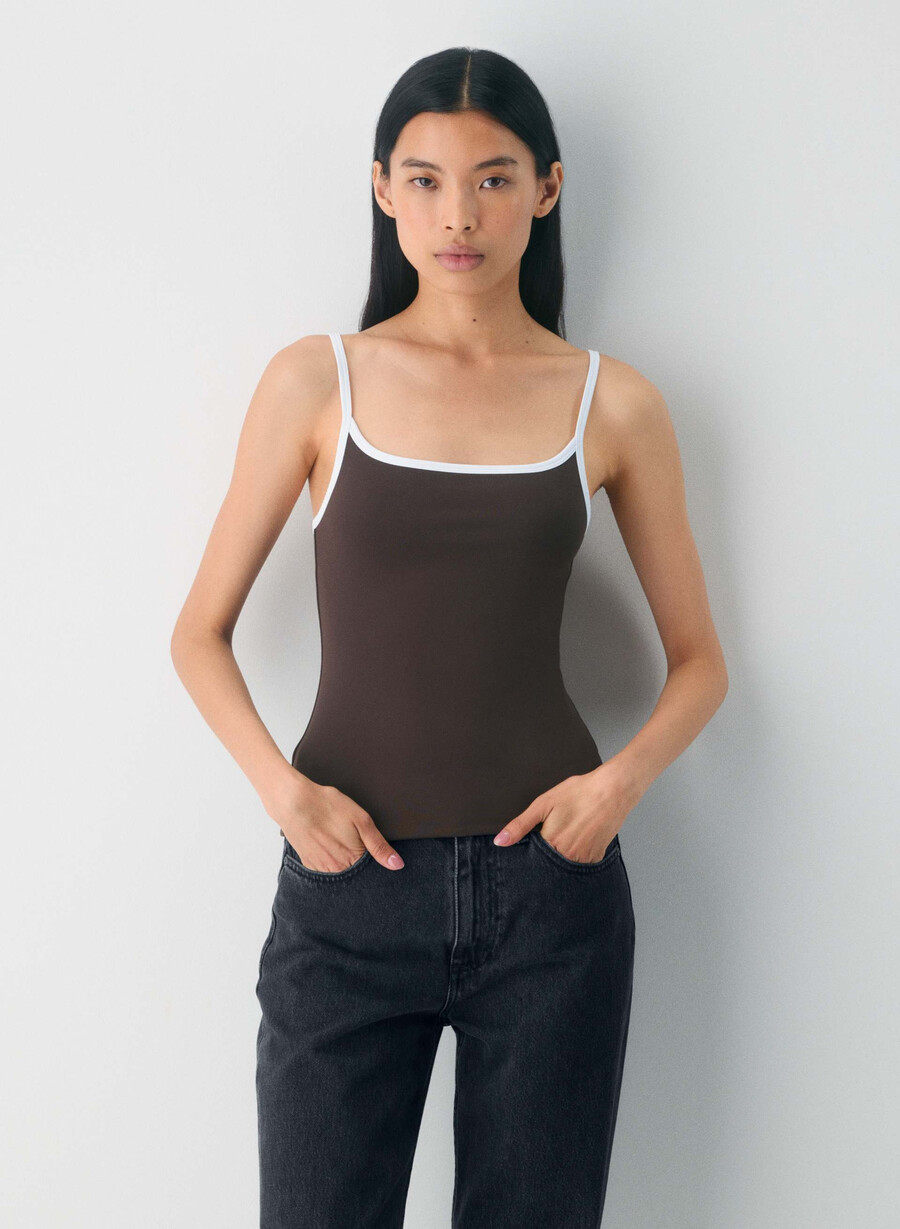 bluză original contour swoop cami culoarea rich mocha maroalb