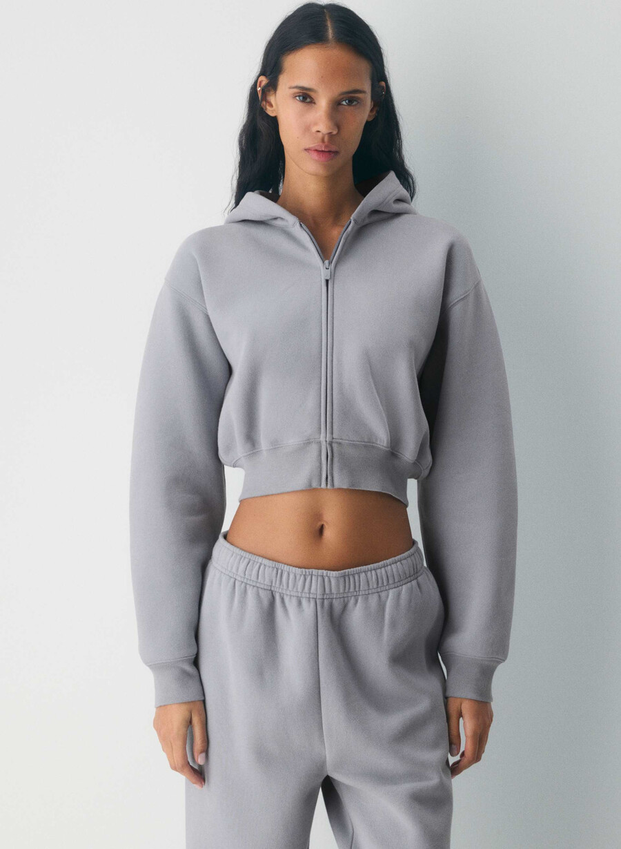 hanorac confortabil din fleece perfect crop cu fermoar culoare chocolate mousse