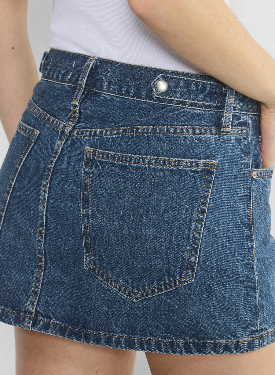 fustă micro din denim vintage din anii 90 fard de pleoape albastru închis