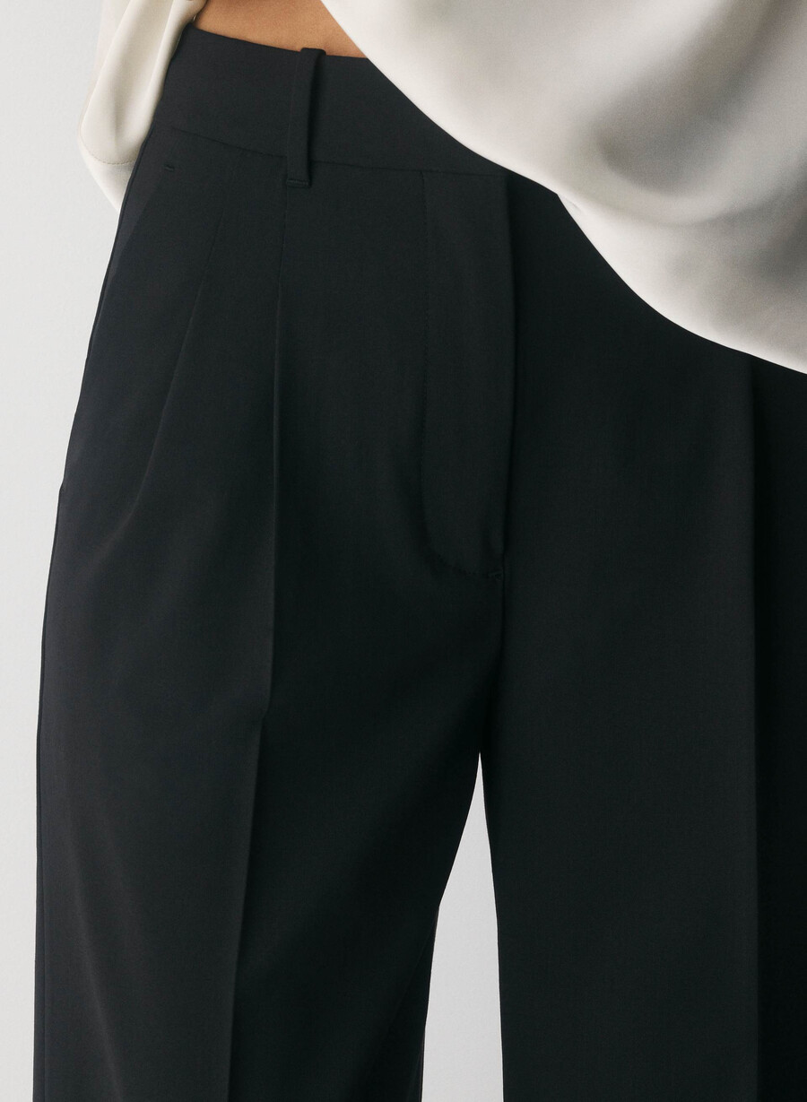 pantalonii effortless din lână negri