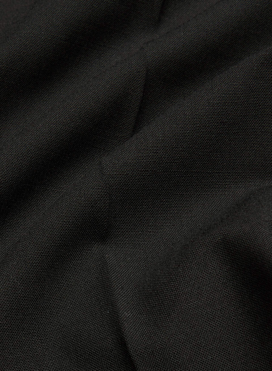 pantalonii effortless din lână negri