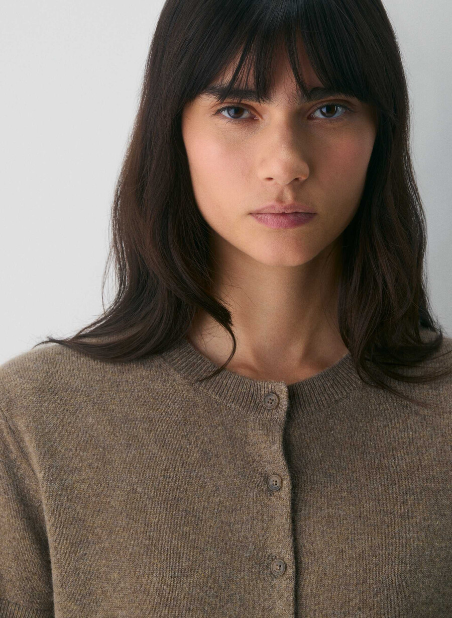 cardigan bare cashmere cu mânecă scurtă model creț maro închis