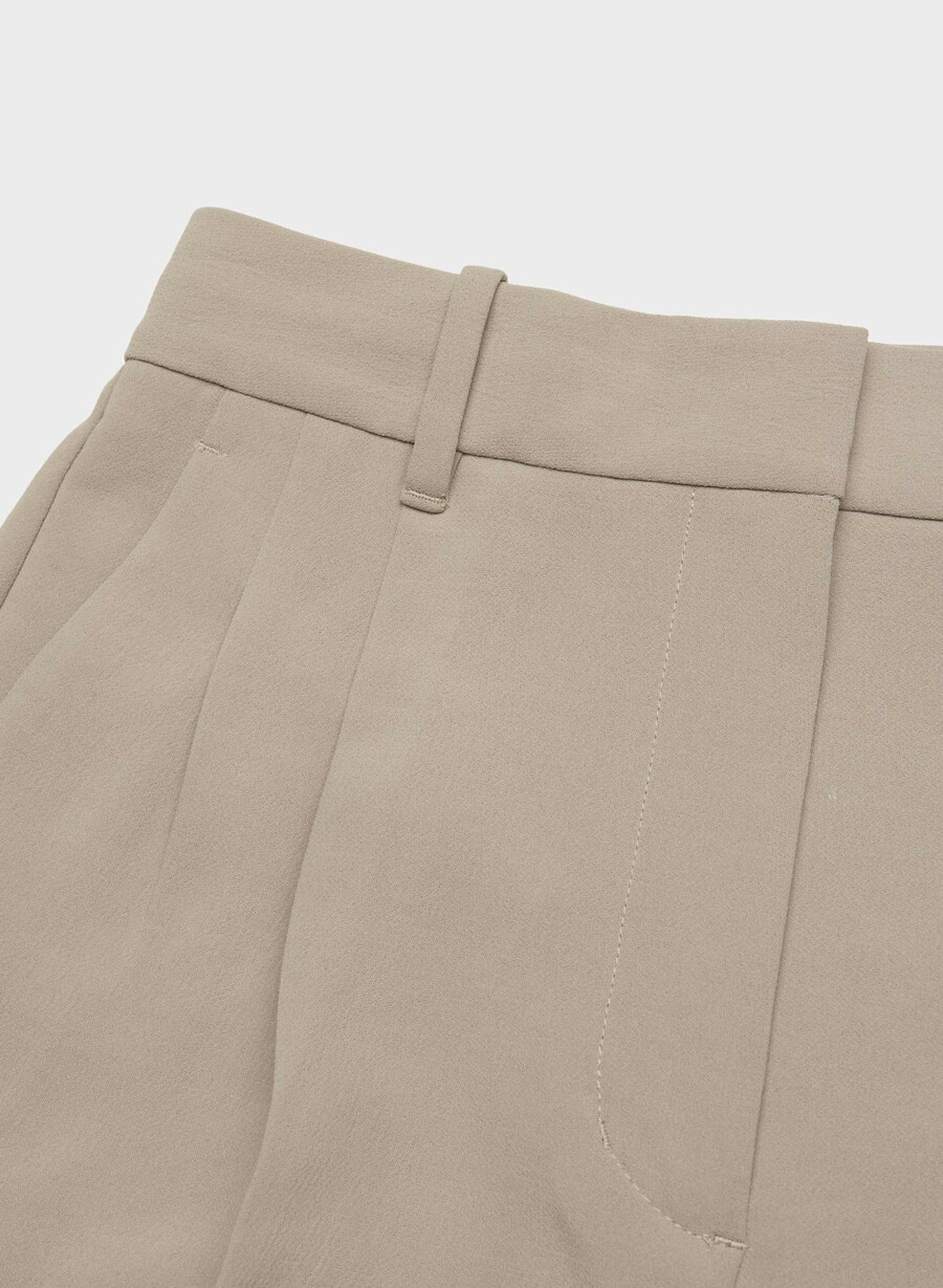 pantaloni scurți effortless la mijlocul coapsei - crepette nomad taupe