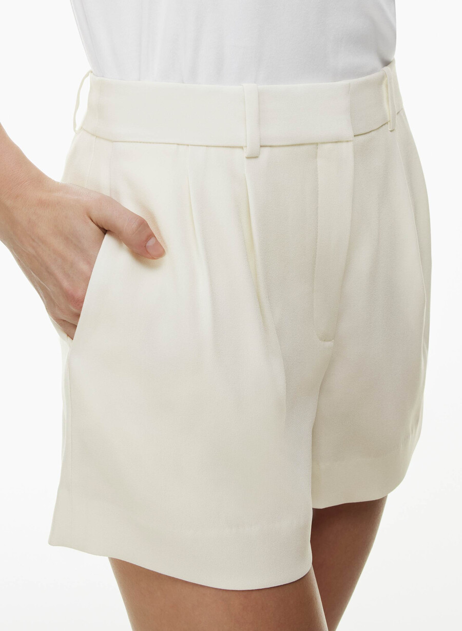 pantaloni scurți mini plisați culoare mesteacăn deschis