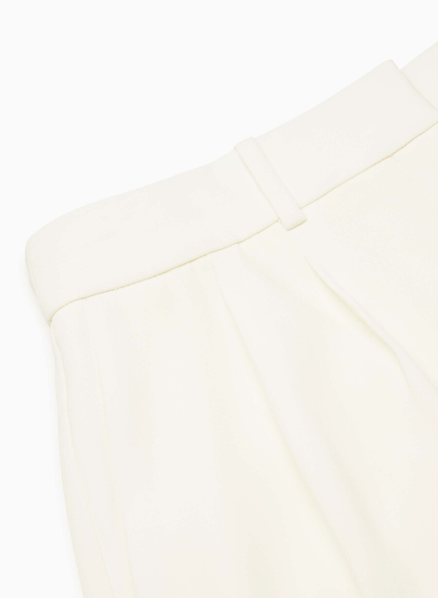 pantaloni scurți mini plisați culoare mesteacăn deschis