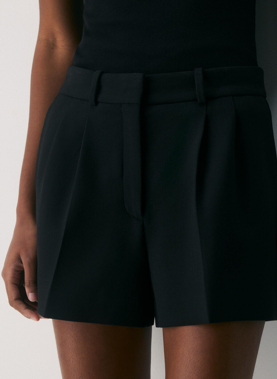 pantaloni scurți mini plisați - ressential black