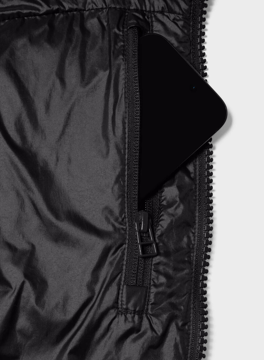 supersnug puff - liquid shine black