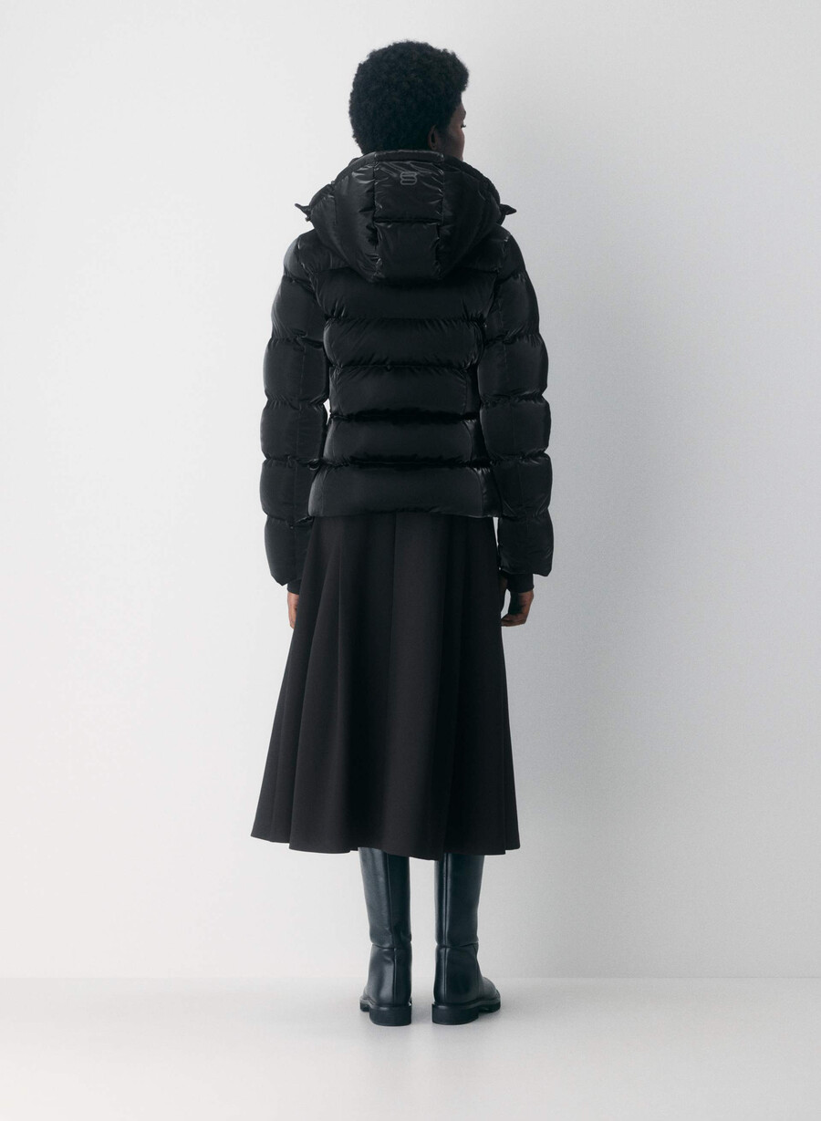 supersnug puff - liquid shine black