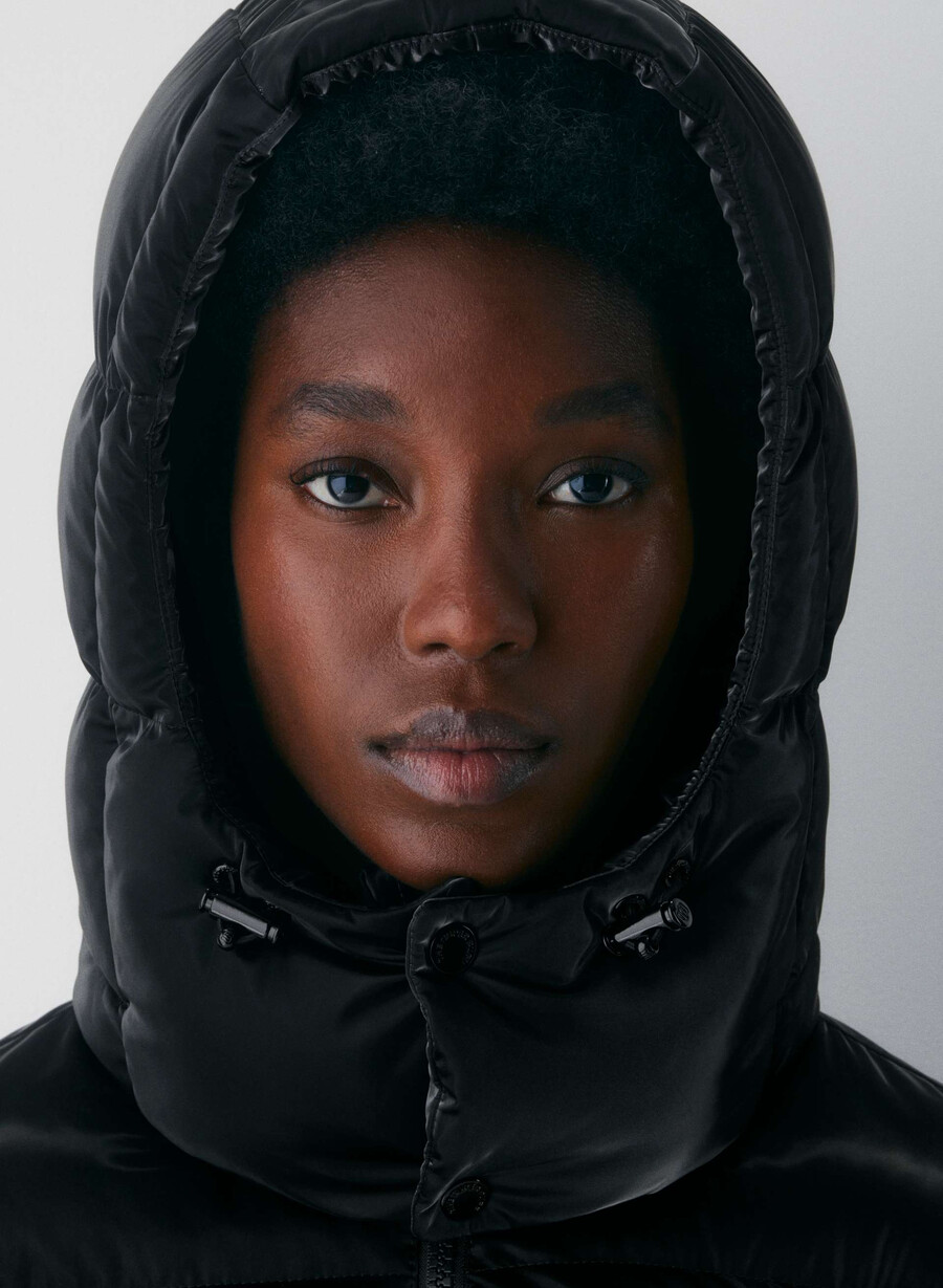 supersnug puff - liquid shine black